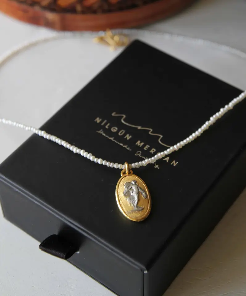 Gümüş Kadın Siluet, İnci Kolye