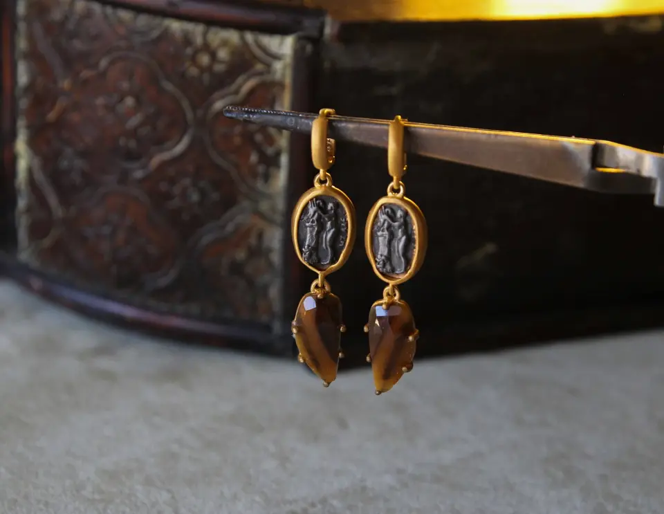 Safir Taşlı Antik Küpe